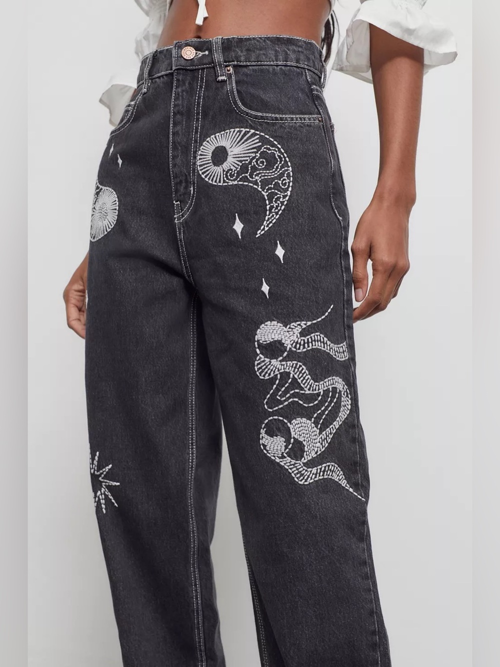 NWT BDG High-Waisted Baggy Jean — Embroidered - Picture 3 of 11